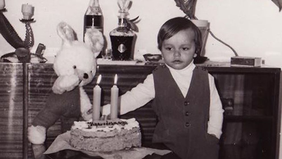 Spoznávate tohto rozkošného chlapčeka?