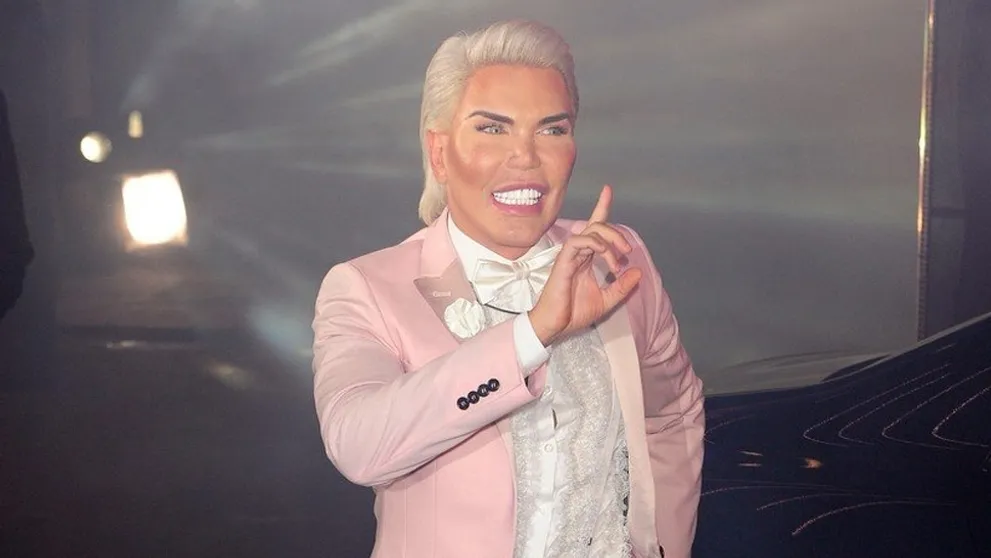 Už nevie ako zaujať? Zo živého Kena sa stala živá Barbie