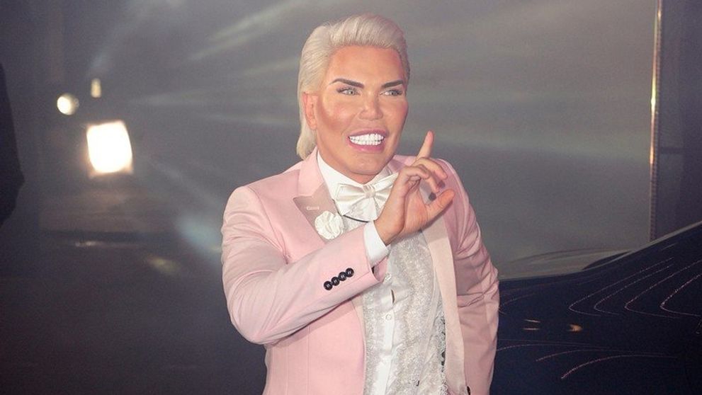 Už nevie ako zaujať? Zo živého Kena sa stala živá Barbie