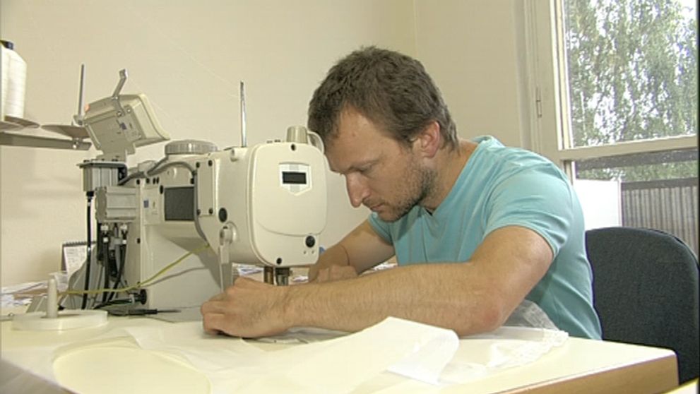 Nepočujúci šije padáky