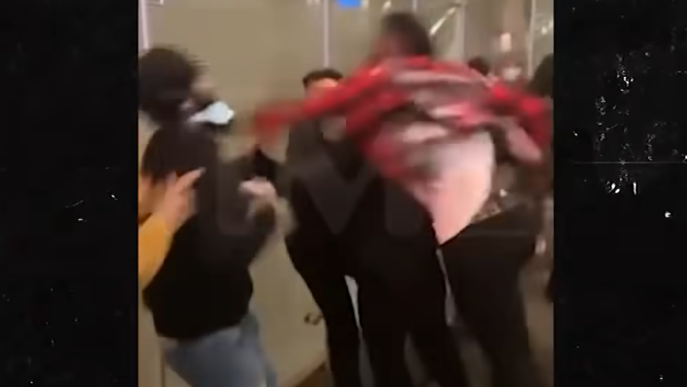 VIDEO: Spevák útočil päsťami. Ochrankár ho nestihol zadržať