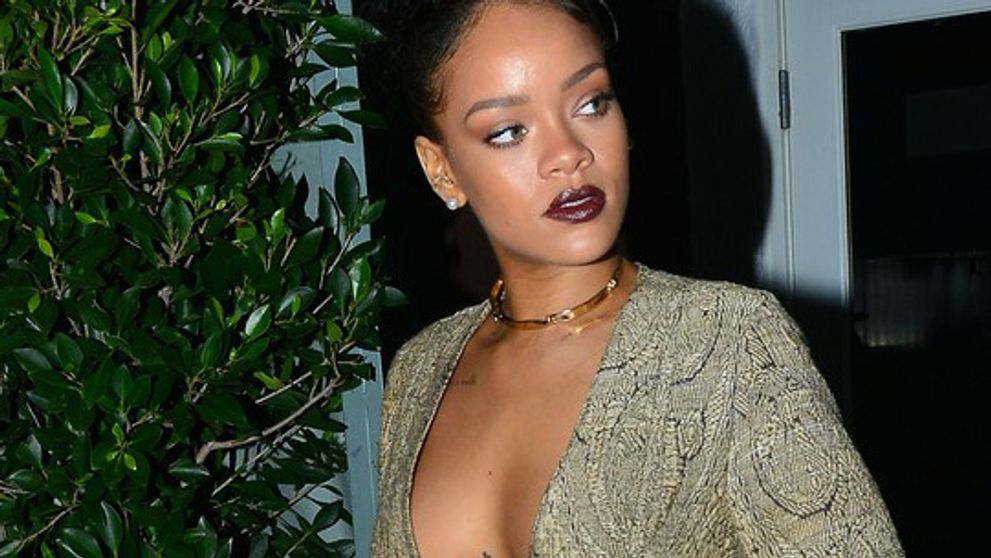 Rihanna naostro! Len v kabáte a pod ním nič