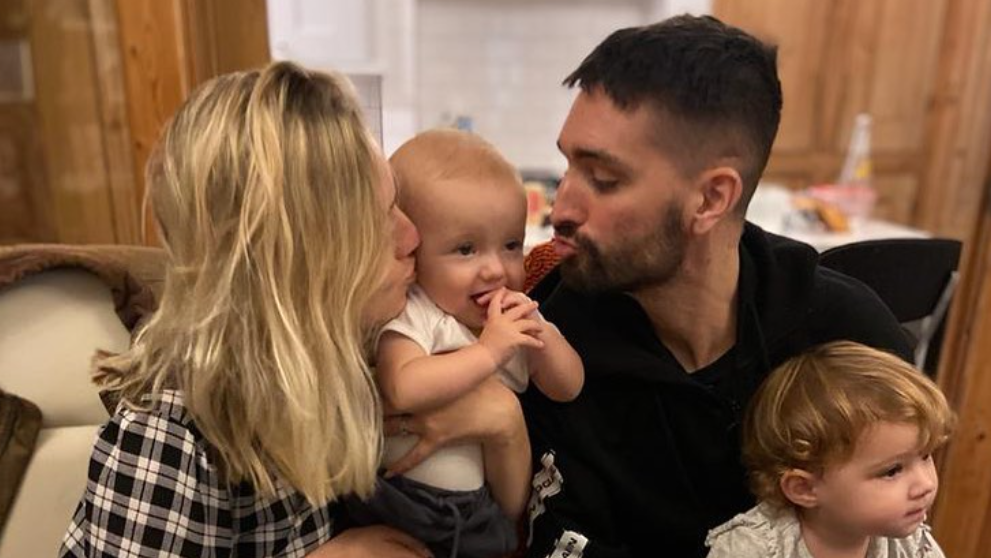 Spevák prehral boj s rakovinou († 33). Ostala po ňom dcérka (2,5) a synček (1,5)