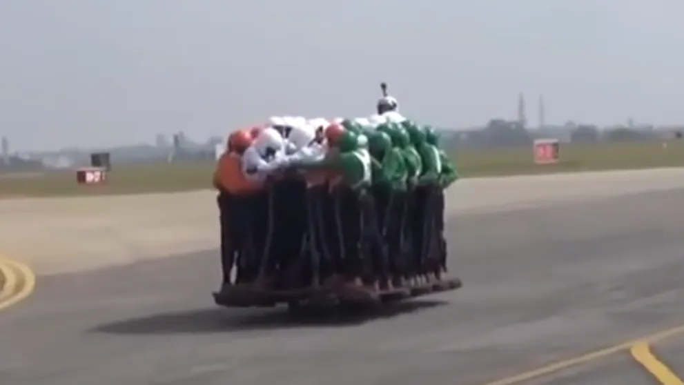 VIDEO: Svetový rekord na kolesách! Neuveríte, koľkí ľudia sa odviezli na jednej motorke