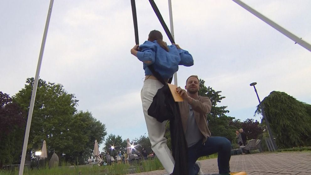 Akrobatické kúsky v Teleráne: Moderátorka visela dole hlavou