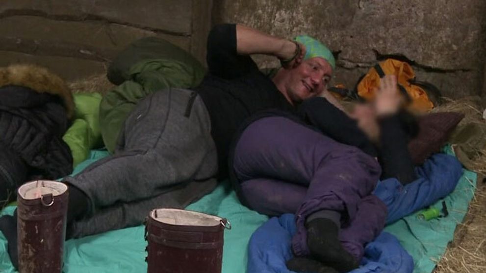 Mikiho ruka šmátralka našla pod perinou sexy farmárku!