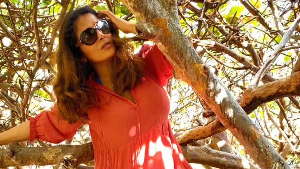 Salma Hayek vyliezla v bikinách na stôl. Slová netreba