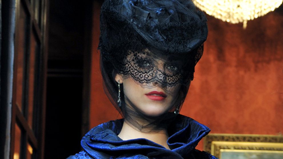 Skrýva svoju tvár... Aby odhalila pravdu!