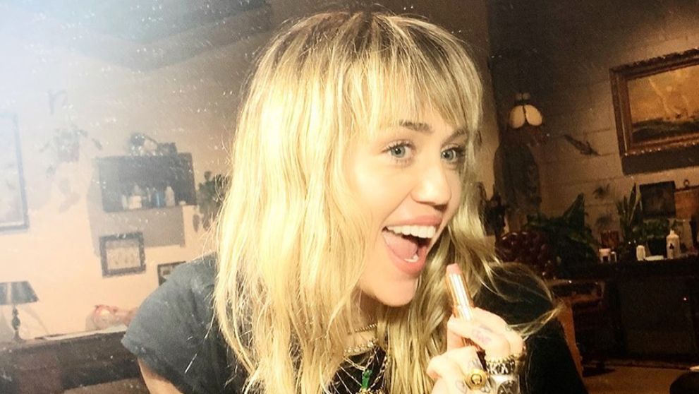 Miley Cyrus neprestáva šokovať. Zbavila sa vlasov!