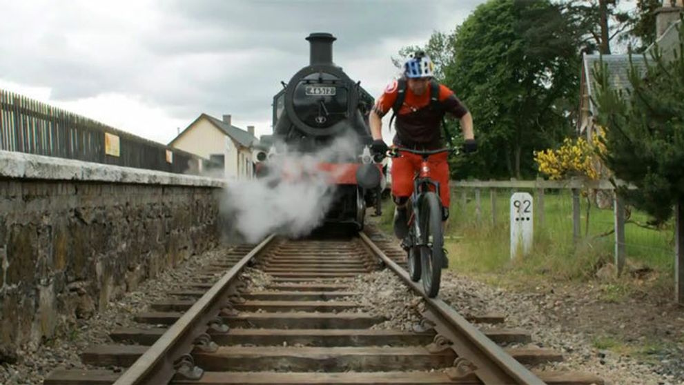 Zoznámte sa s majstrom neuveriteľných kaskadérskych kúskov!