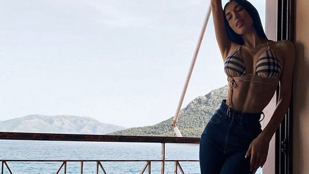 Na internete dráždi neskutočným spôsobom: Brunetka hrdo vystavuje svoje prednosti