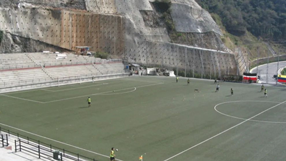 Pozývame vás na futbalový zápas. Ale na takýto štadión?