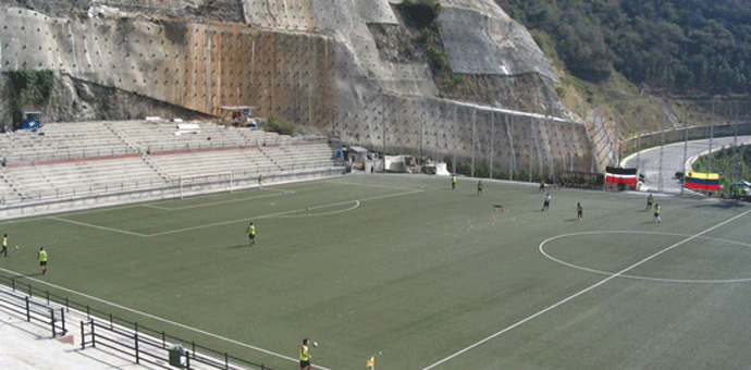 Pozývame vás na futbalový zápas. Ale na takýto štadión?