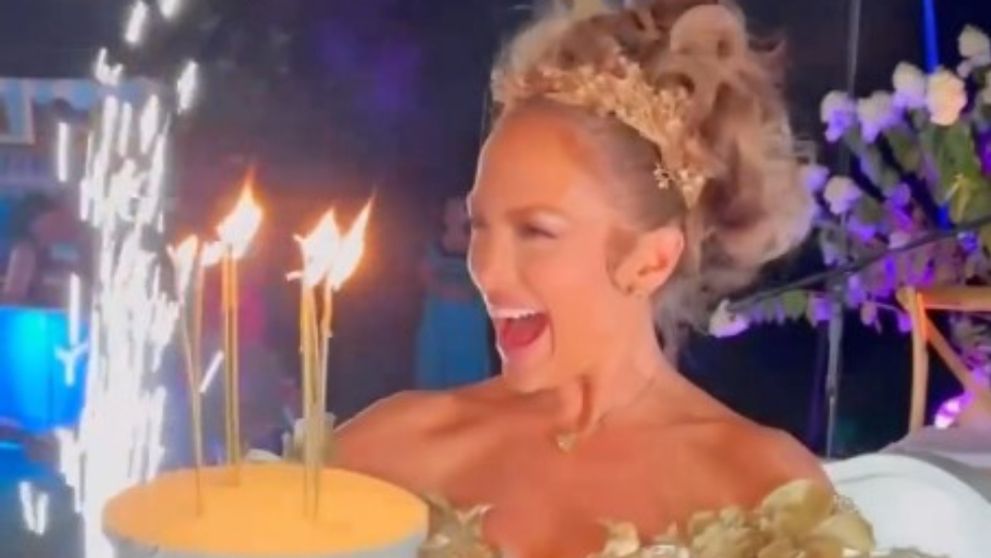 Narodeniny kráľovnej. J Lo sa inšpirovala celosvetovým fenoménom a oslavou vyrazila dych