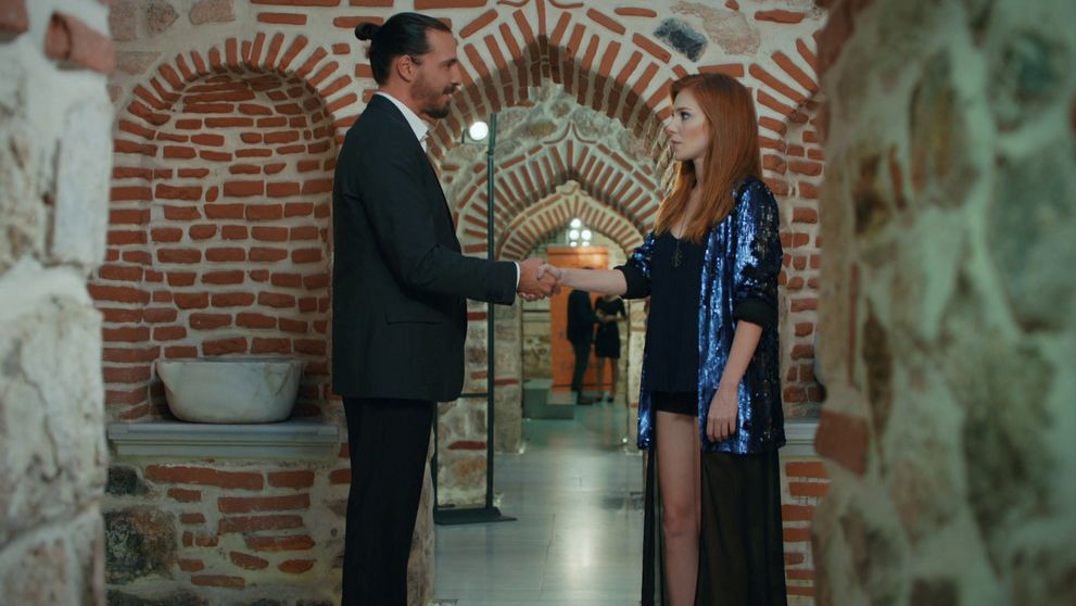 Defne ani len netuší, kto je muž, ktorému vletí do náručia...