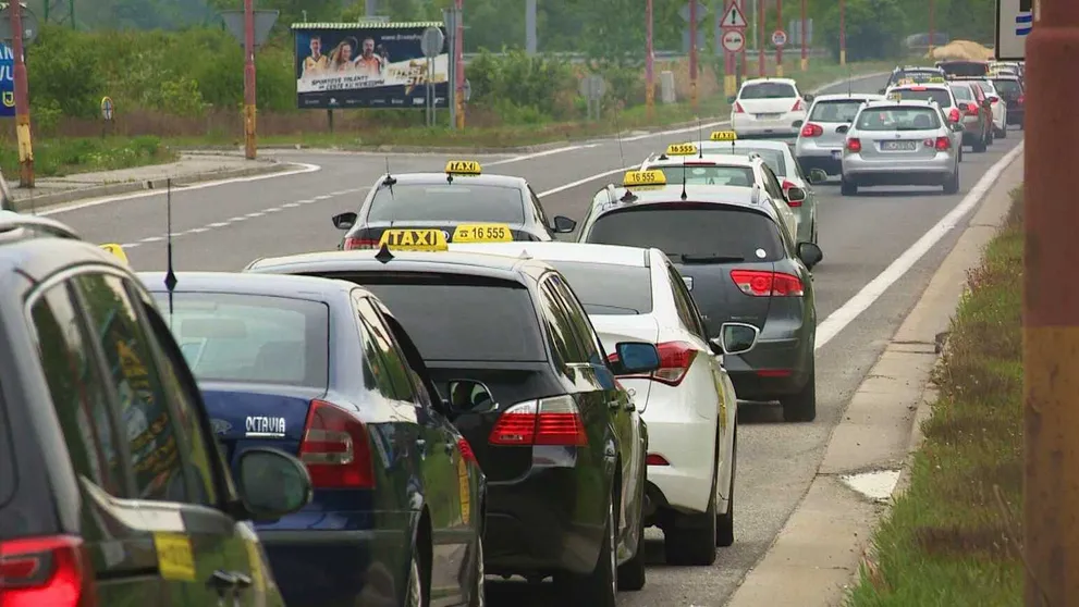 Nájsť v Bratislave voľného taxikára cez aplikáciu je problém, začali pre nich platiť nové pravidlá