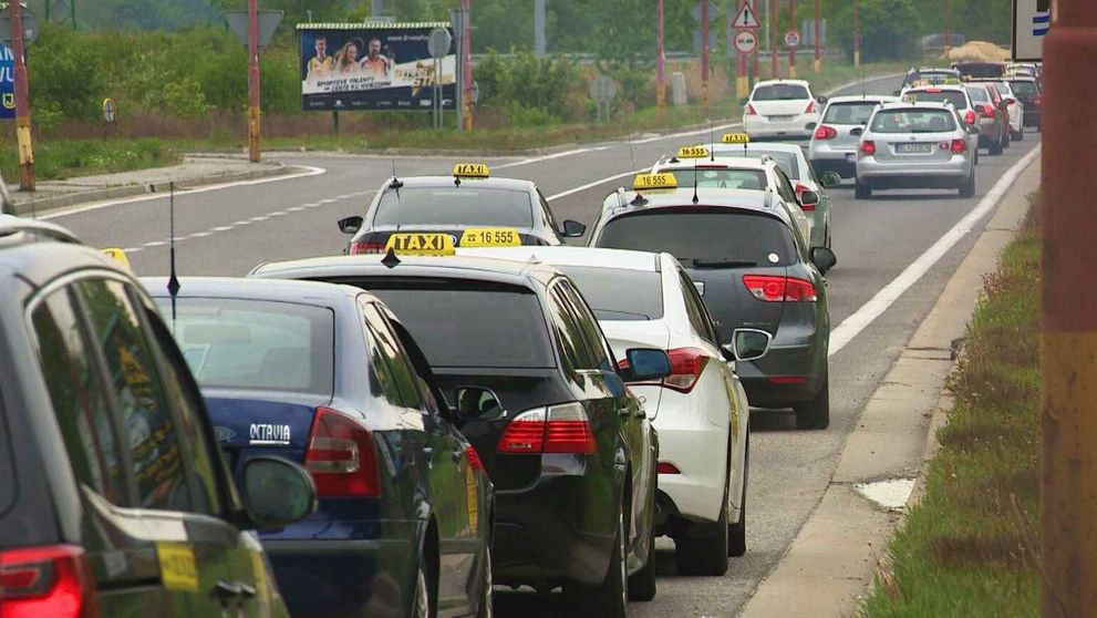 Nájsť v Bratislave voľného taxikára cez aplikáciu je problém, začali pre nich platiť nové pravidlá