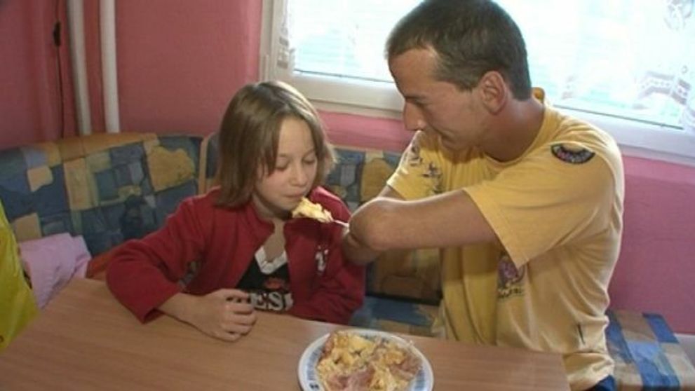 Aj keď nemá ruky, je to skvelý otec