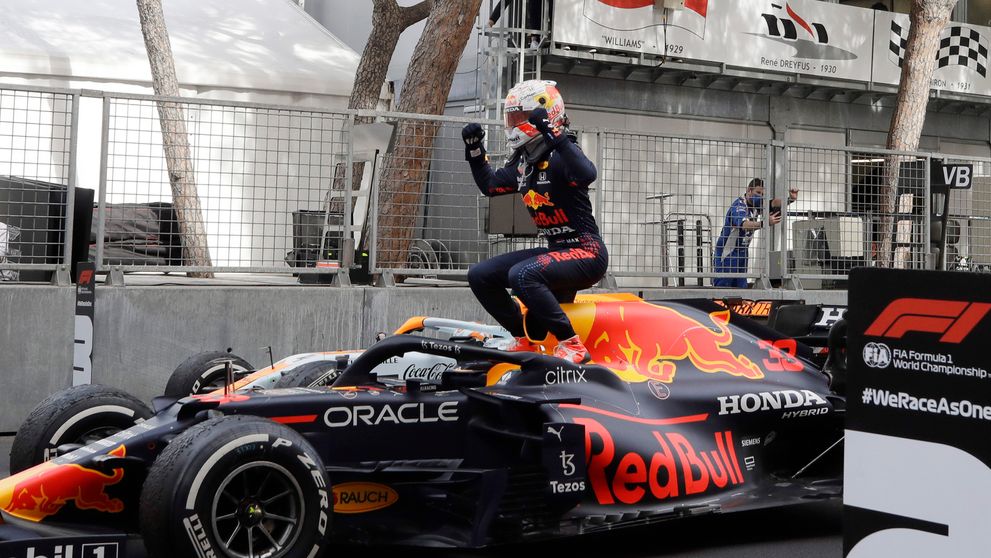 F1: VC Monaka vyhral Verstappen, Hamilton siedmy, Mercedes bez pódia