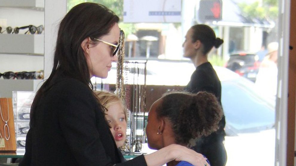 Chodiaca smrtka Angelina Jolie! Už aj vlasy jej rednú