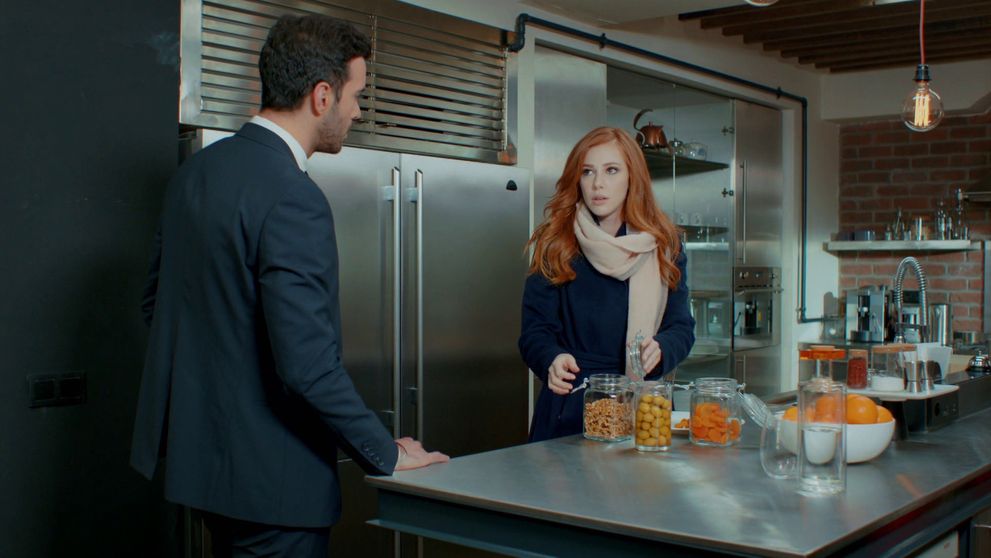 Defne si nemôže pomôcť, na Ömera príšerne žiarli!