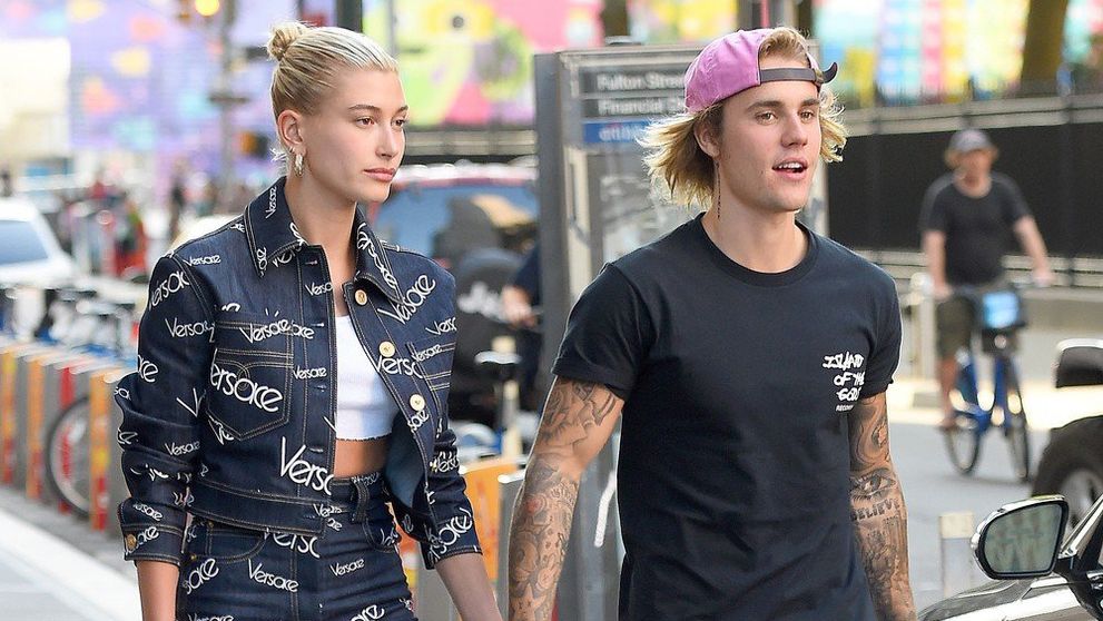 Snúbenica Justina Biebera ukázala mega prsteň. Spevák sa pochlapil