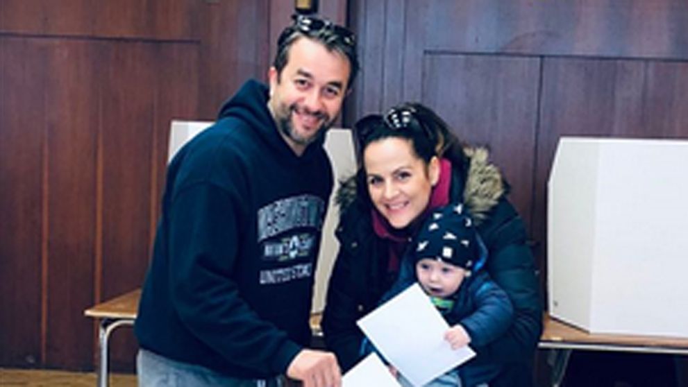 Aj známe tváre boli voliť: Aha, v čom prišiel obľúbený otecko