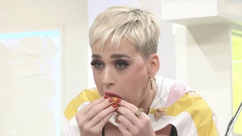 Nenažraná Katy Perry: Keď uvidíte, čo si napchala do úst, príde vám zle