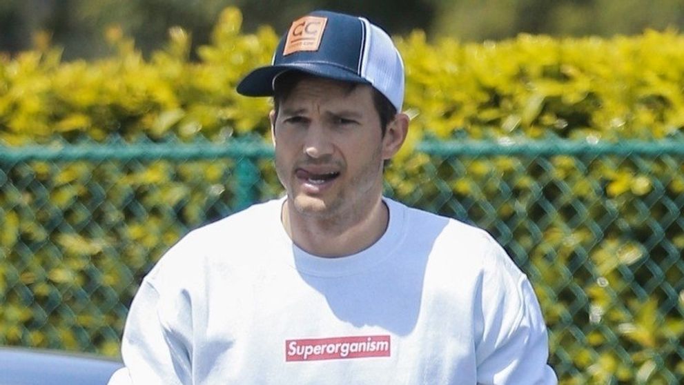 Ashton Kutcher vyrazil do ulíc: Počkať... to čo má na hlave?