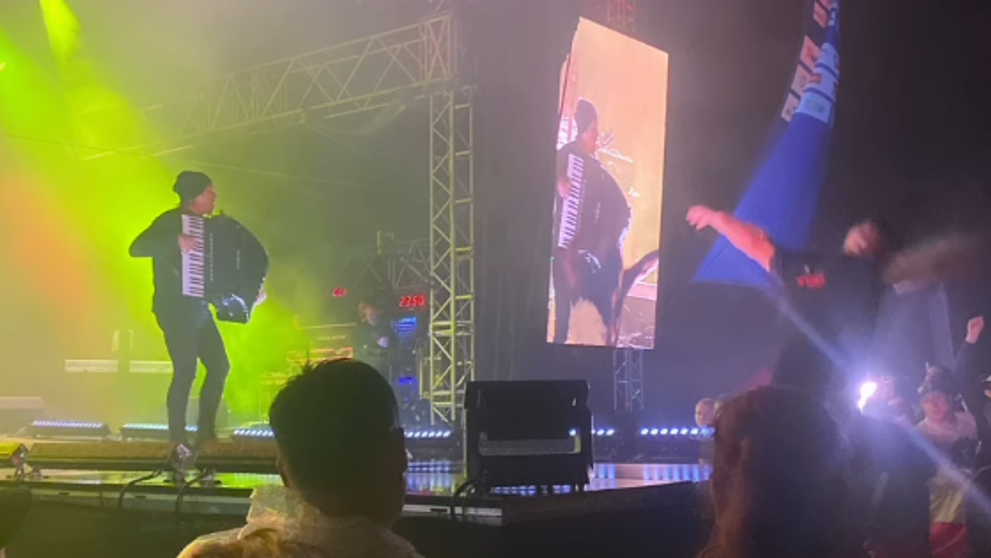 Český spevák spadol z pódia. Chvíle hrôzy zachytili na videu