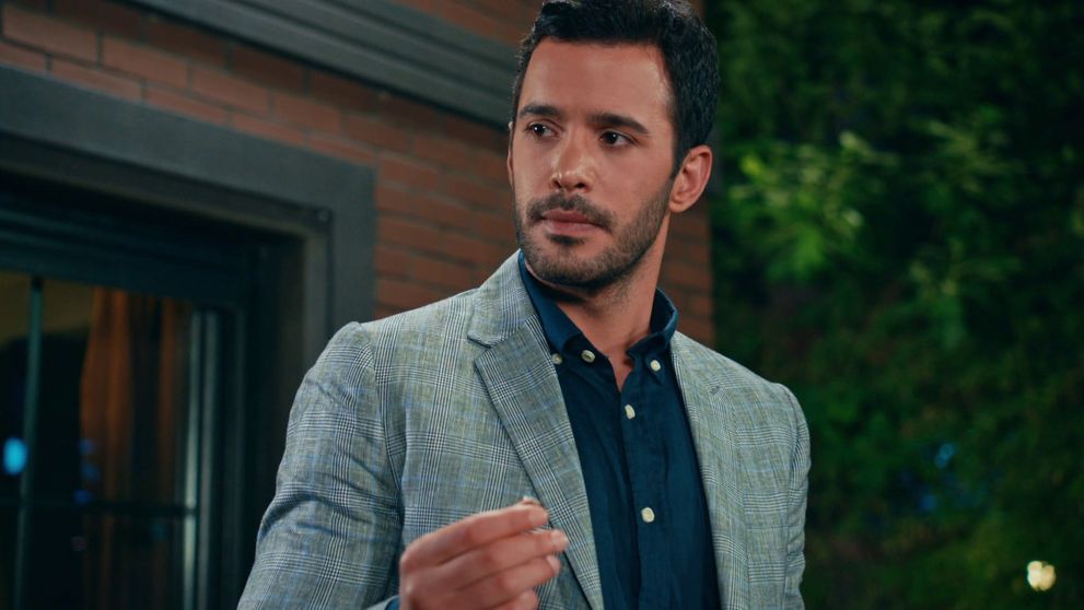 Ömera zamrzí, keď mu jeho „snúbenica“ Defne vráti prsteň