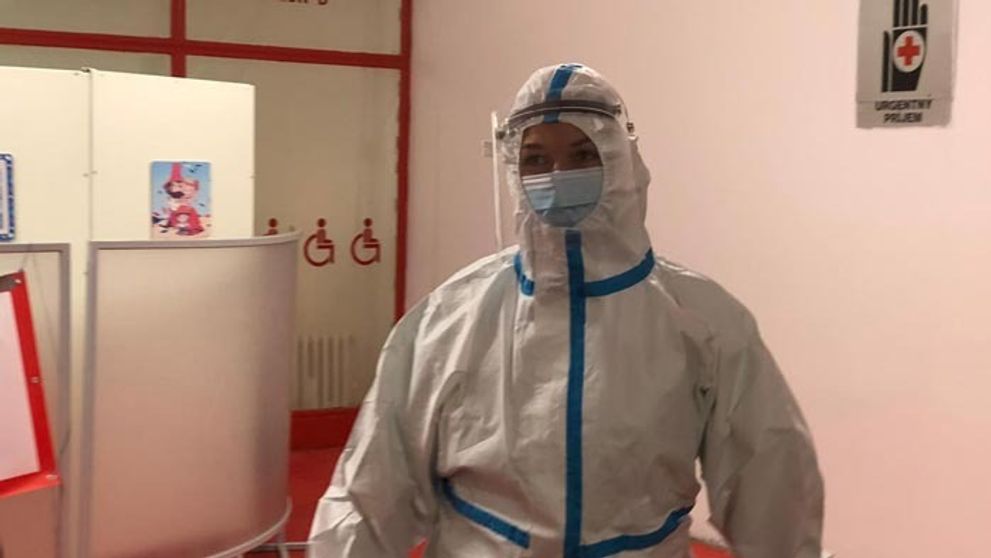 Celkom iná Dominika. Takto si v prvej línii „odpykáva“ trest za protekčnú vakcínu