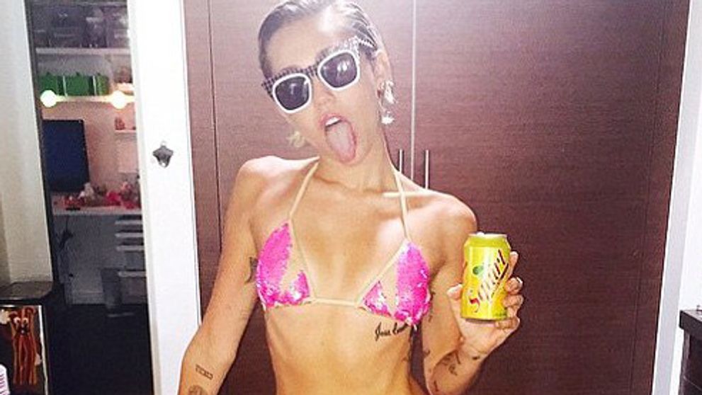 Miley Cyrus v minibikinkách. Začínajú jej vytŕčať kosti