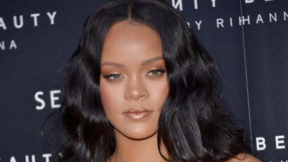 To sú ale bomby! Rihannine prsia v kožených minišatách kričali o pomoc