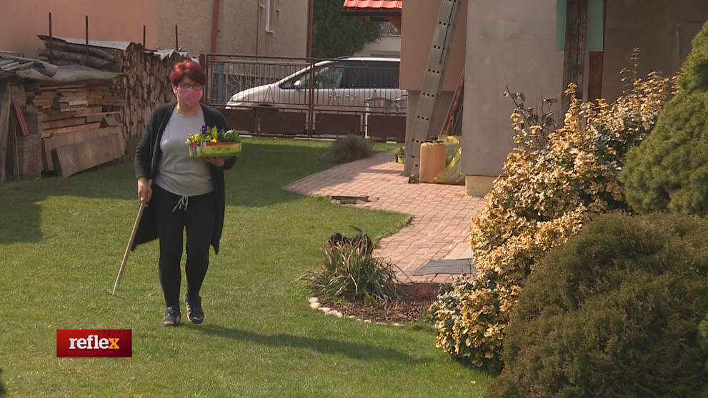 Opatrovateľka v Rakúsku nemôže vycestovať do práce, odvody platiť musí