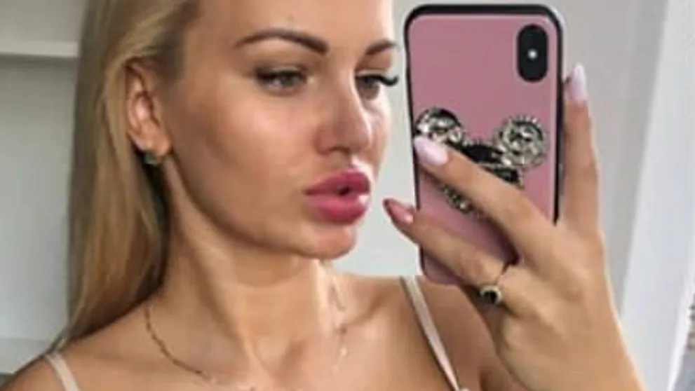 Exfarmárke bola v sexy tielku zjavne zima. Nič pod ním nemala