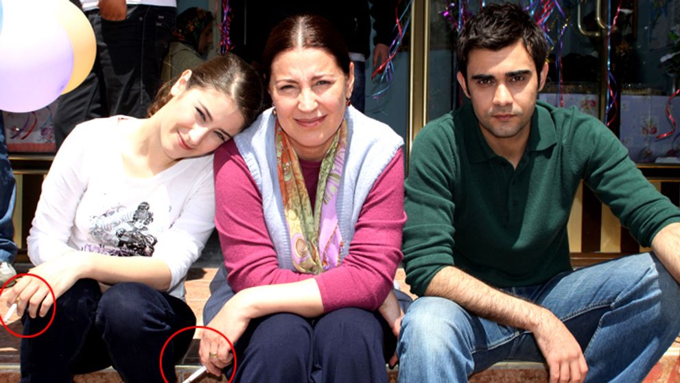 Čo okrem seriálu spája hlavných hrdinov z Ferihy? Zlozvyk!