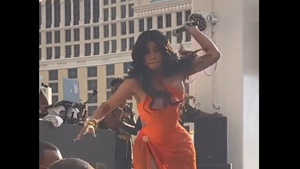VIDEO: Cardi B sa nebabre. Fanúšik na ňu vylial drink, ona doňho šmarila mikrofón