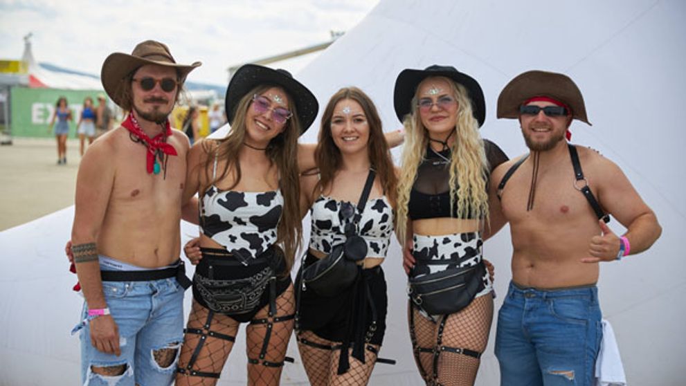 Grape odštartoval: Prvé foto odvážnych outfitov