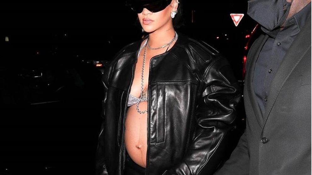 Rihanna opäť ukázala rastúce bruško: V sukni kratšej ako opasok