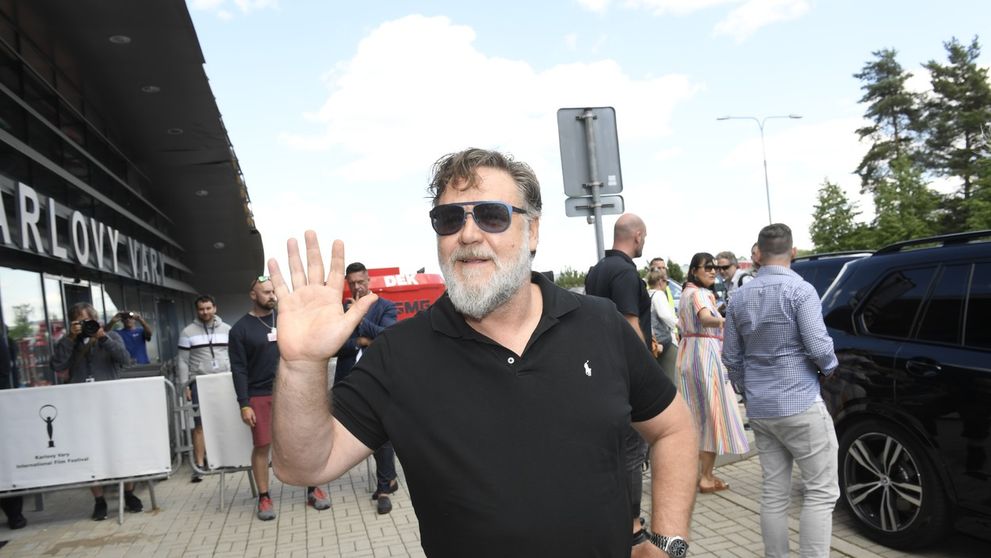 Gladiátor je už vo Varoch! Russell Crowe priletel do Česka súkromným lietadlom