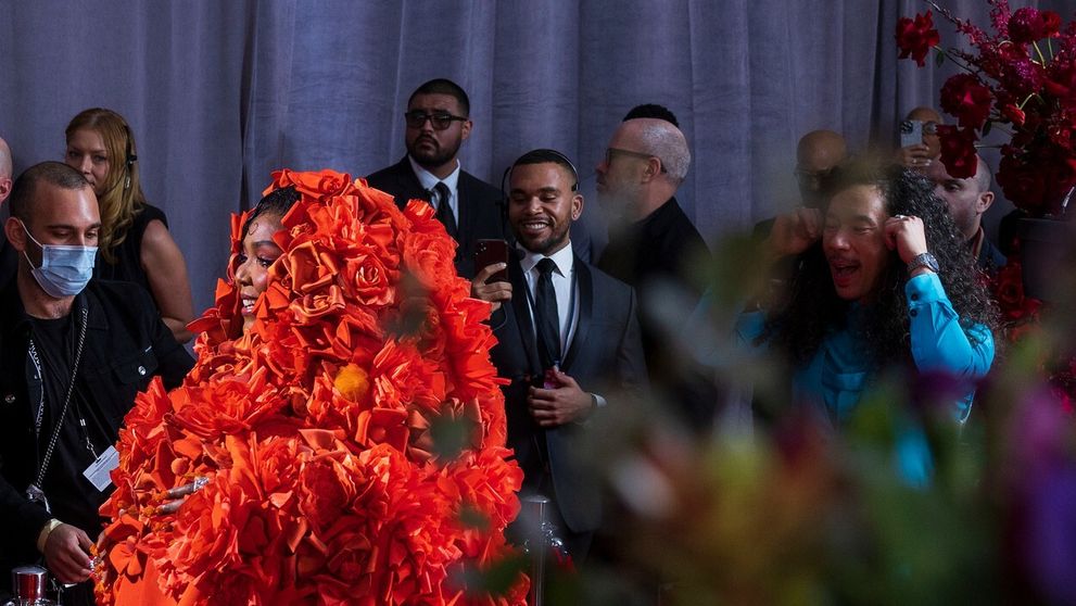 Móda z Grammy: Speváčke trčala zo šiat iba hlava, no keď ich zhodila...