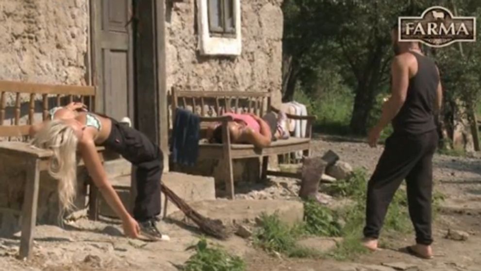 Ajhľa! Opaľovací striptíz na Farme!