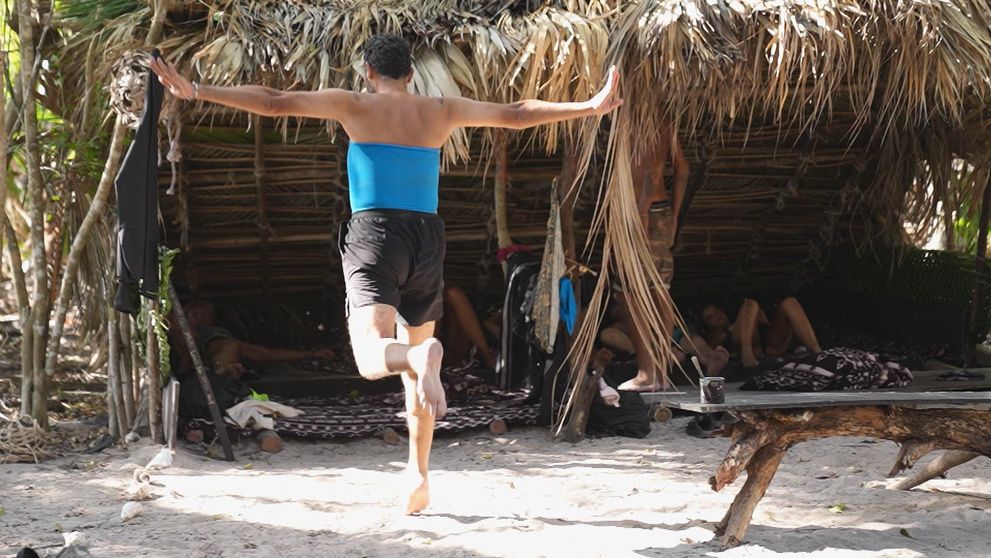 Radosť alebo...? Jack si na hruď natiahol šatku a pobehoval po ostrove