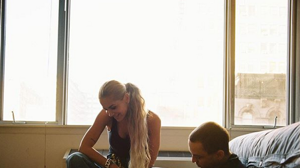 A je to vonku! Zábery Dary Rolins s mladým raperom