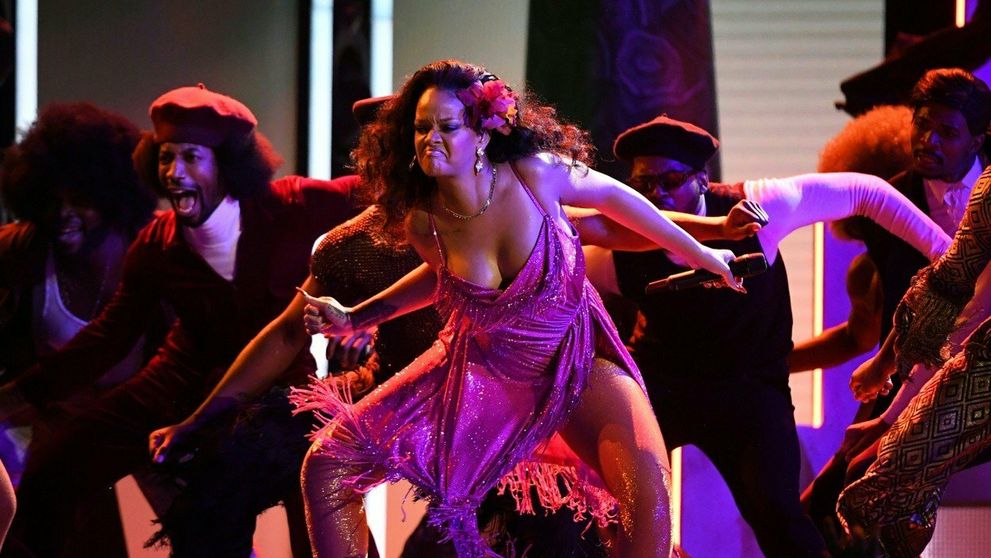 Pribratá Rihanna sa až príliš odviazala. Takmer jej vypadli prsia