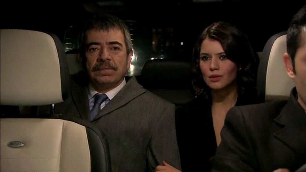 Zakázaná láska: 121. a 122. epizóda