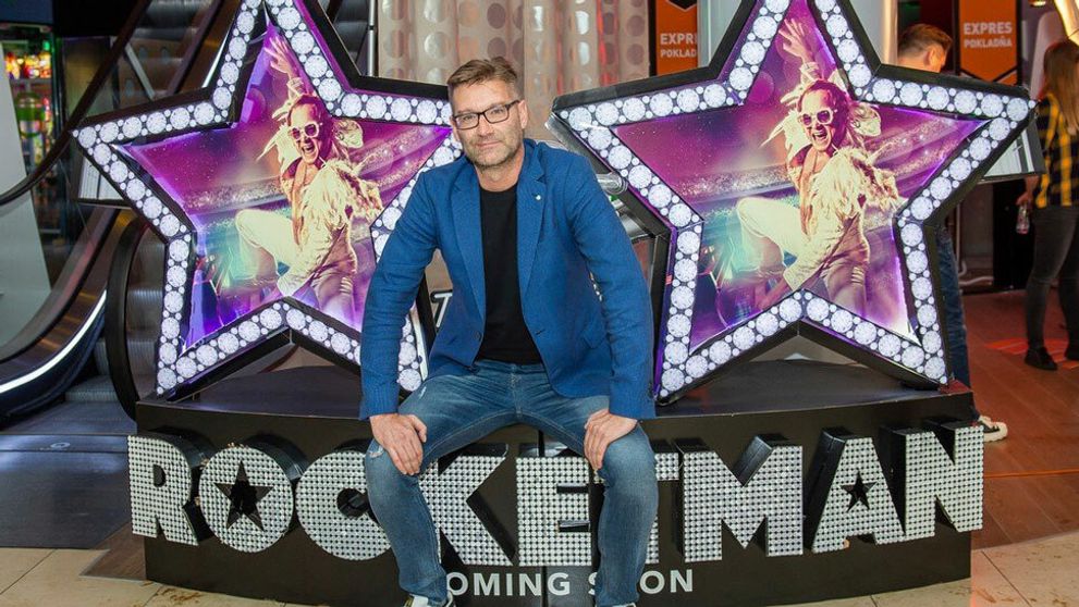 Andy Kraus v spoločnosti s priateľkou. Ukázala tehotenské bruško