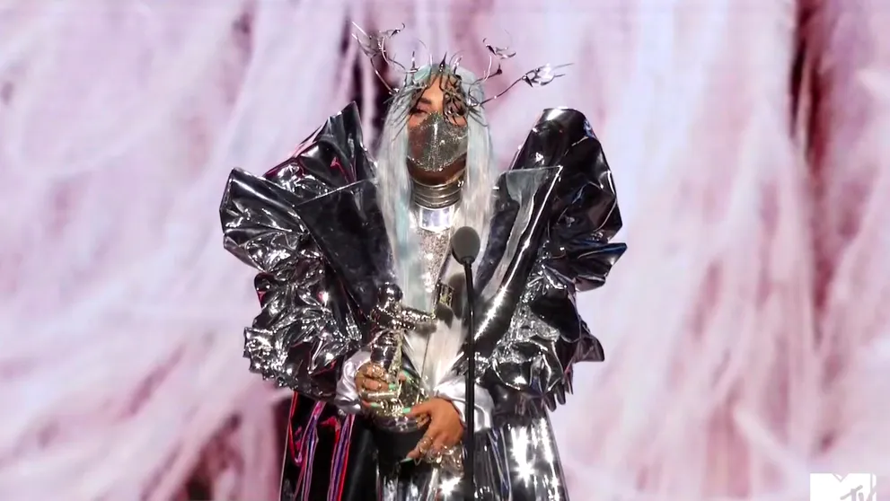VMAs 2020 poznajú víťazov! Neuveríte, kto sa doťahoval na Lady Gaga