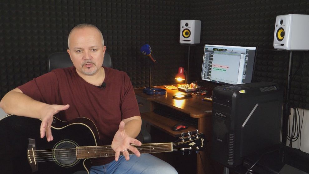 Na obrazovke si držia odstup, keď sa však vypne kamera a odložia mikrofón...